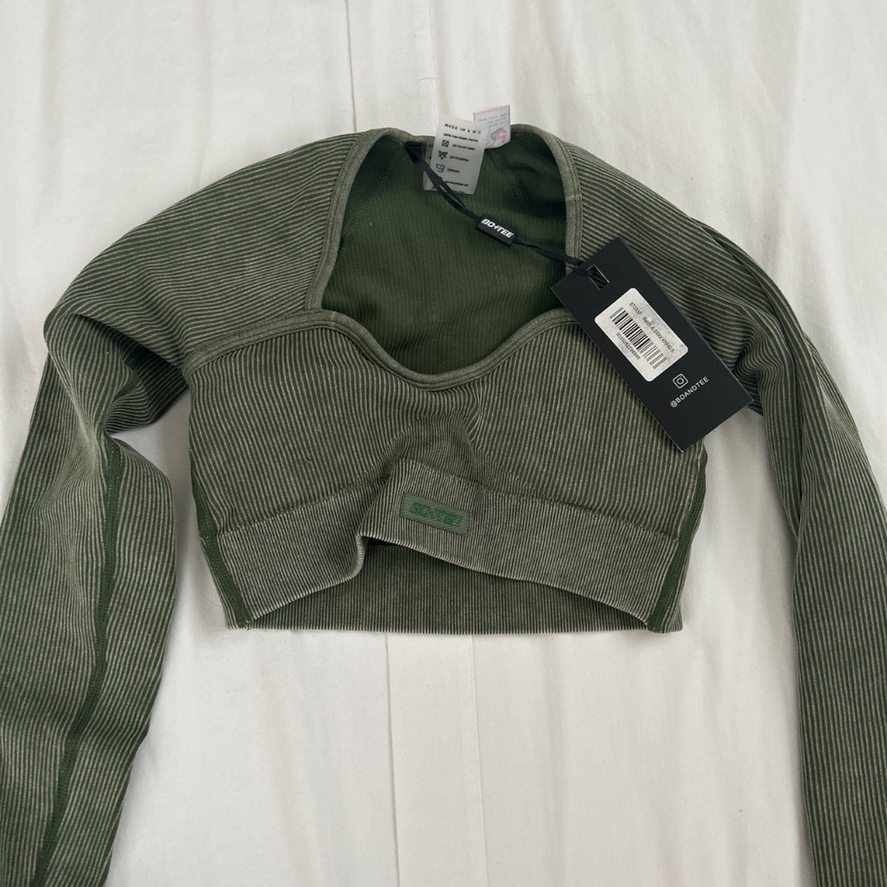 BO & TEE WORKOUT CROP TOP